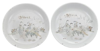 PAIR OF CHINESE PORCELAIN DISHES, 19/20TH CENTURY. A matching pair decorated with ladies in garden
