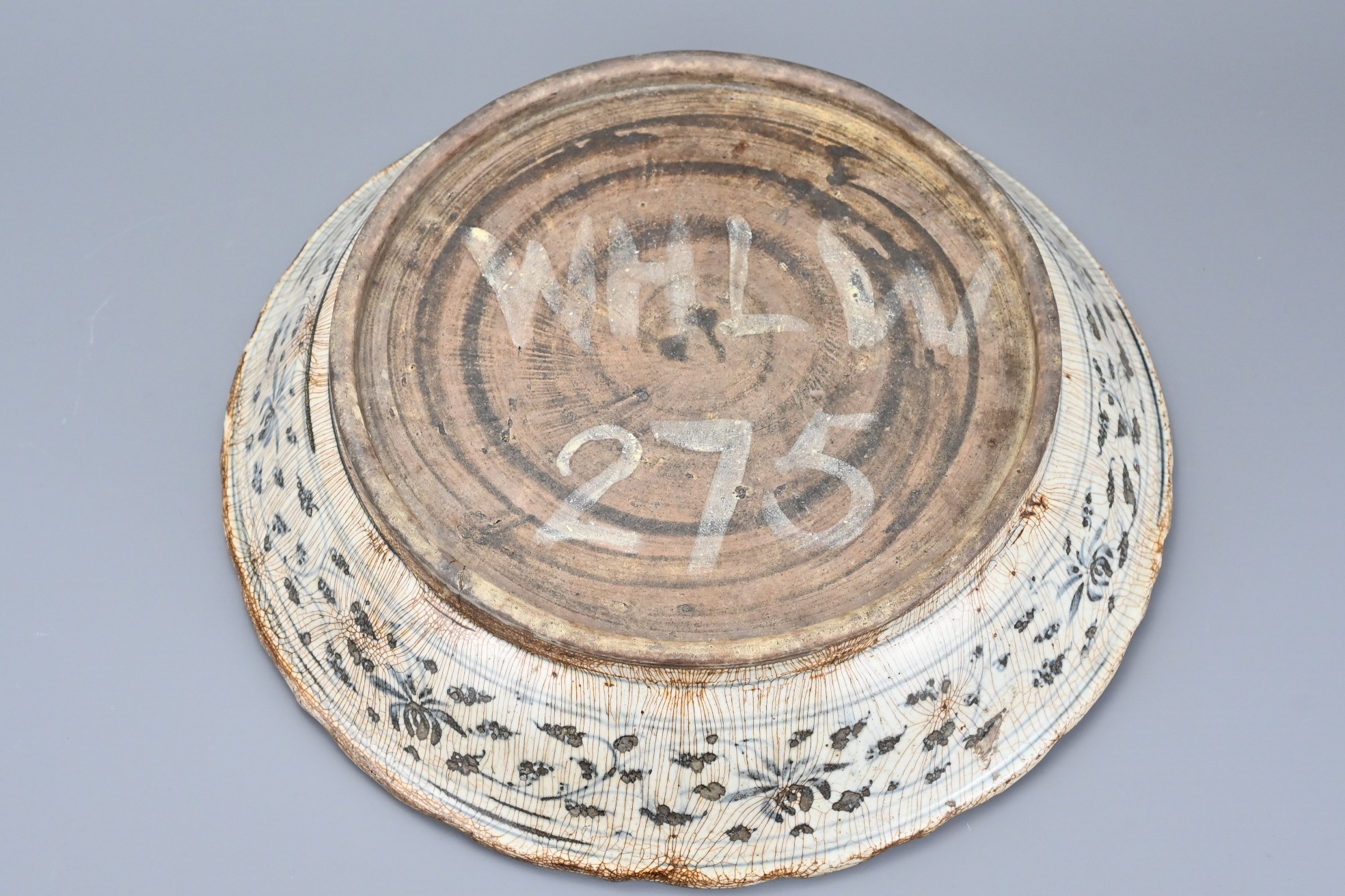 A LARGE VIETNAMESE BLUE AND WHITE CERAMIC DISH, 16TH CENTURY. The deep heavily-potted bracket - Image 6 of 9