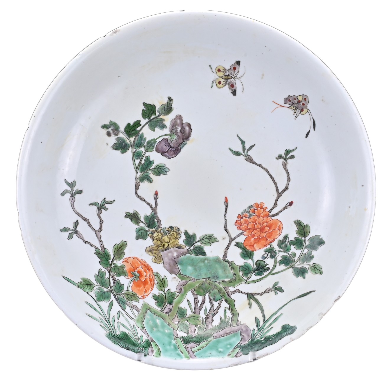 A CHINESE FAMILLE VERTE PORCELAIN CHARGER, KANGXI PERIOD (1662-1722). Decorated with butterflies and