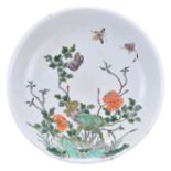 A CHINESE FAMILLE VERTE PORCELAIN CHARGER, KANGXI PERIOD (1662-1722). Decorated with butterflies and