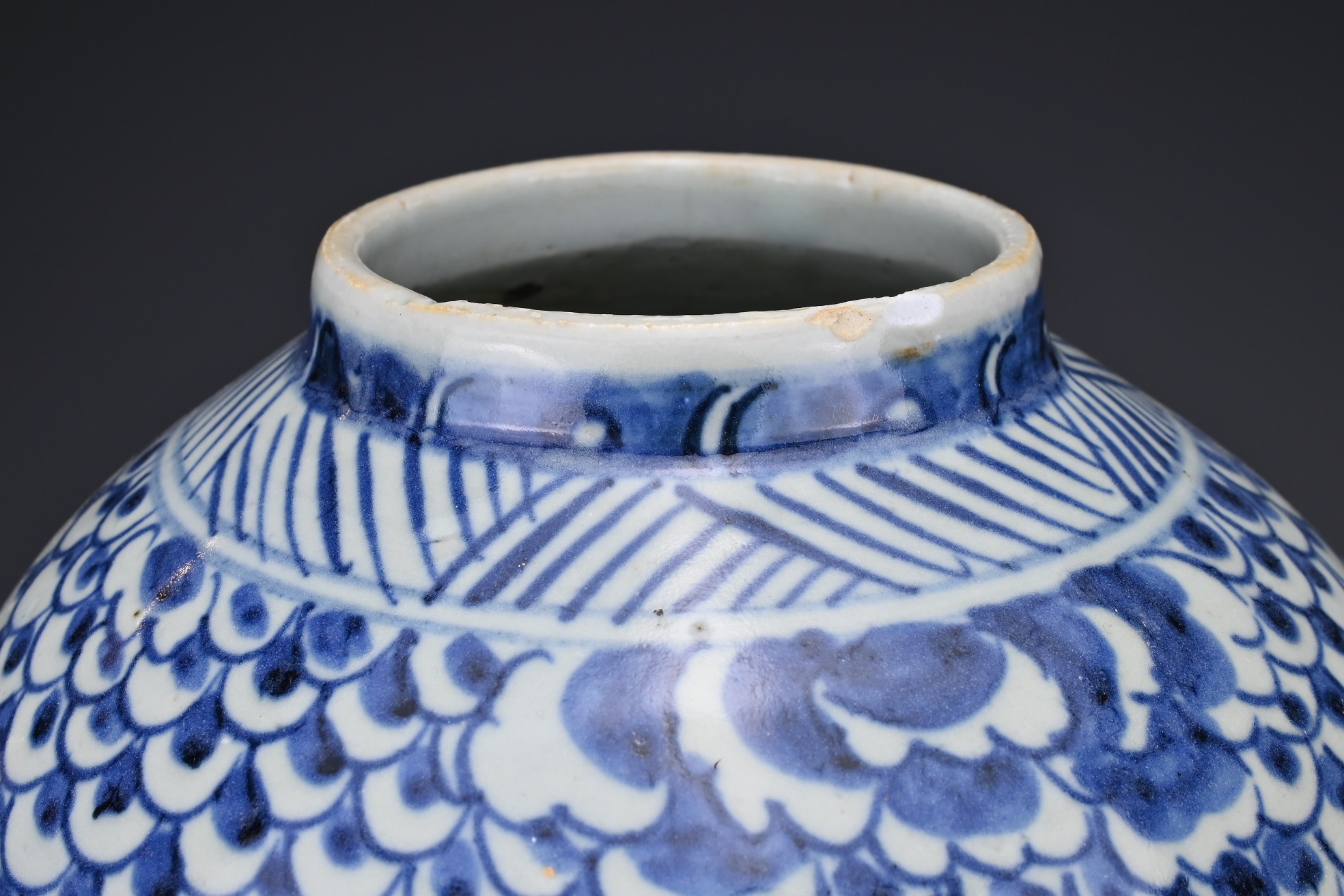 A CHINESE BLUE AND WHITE PORCELAIN PHOENIX JAR AND COVER, 18TH CENTURY. Covered in a scale pattern - Image 9 of 9