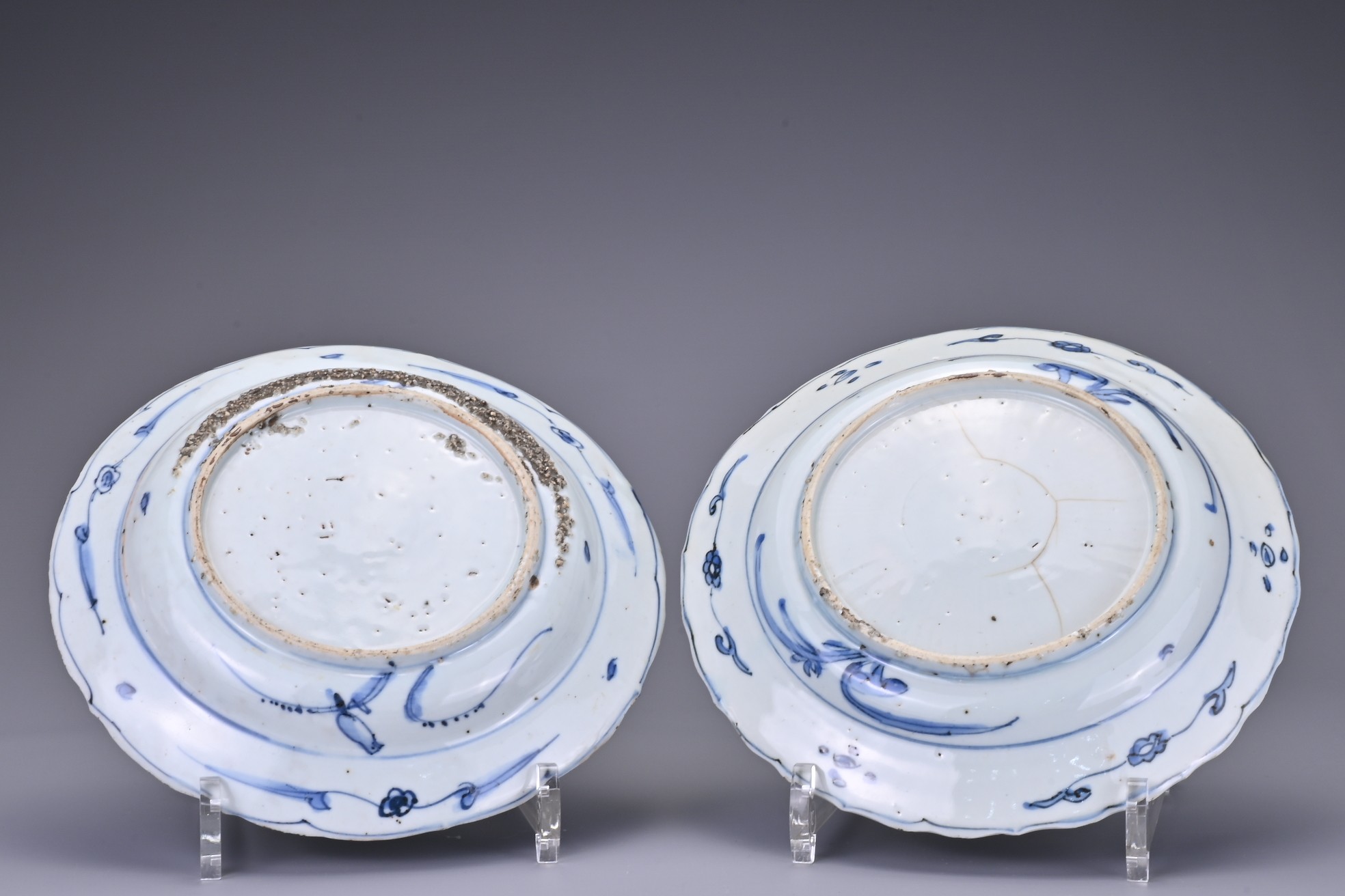 TWO CHINESE BLUE AND WHITE KRAAK PORCELAIN DISHES, 17TH CENTURY. Both with lobed rims decorated with - Image 3 of 5