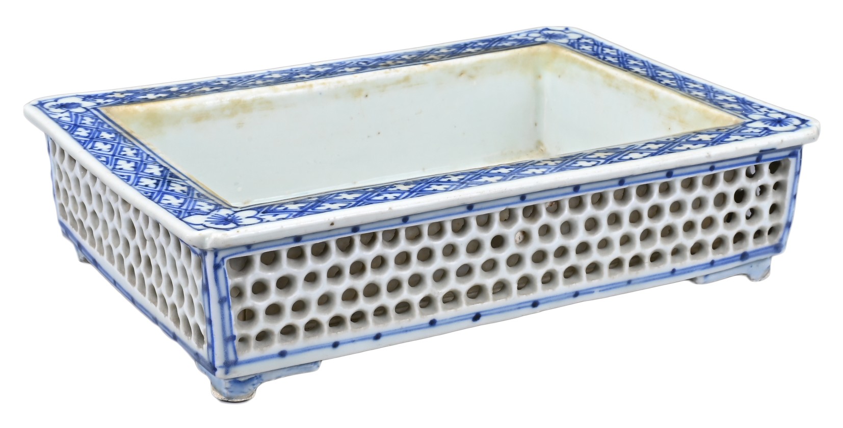 A CHINESE BLUE AND WHITE PORCELAIN NARCISSUS BOWL, 19TH CENTURY. Of rectangular form with outer