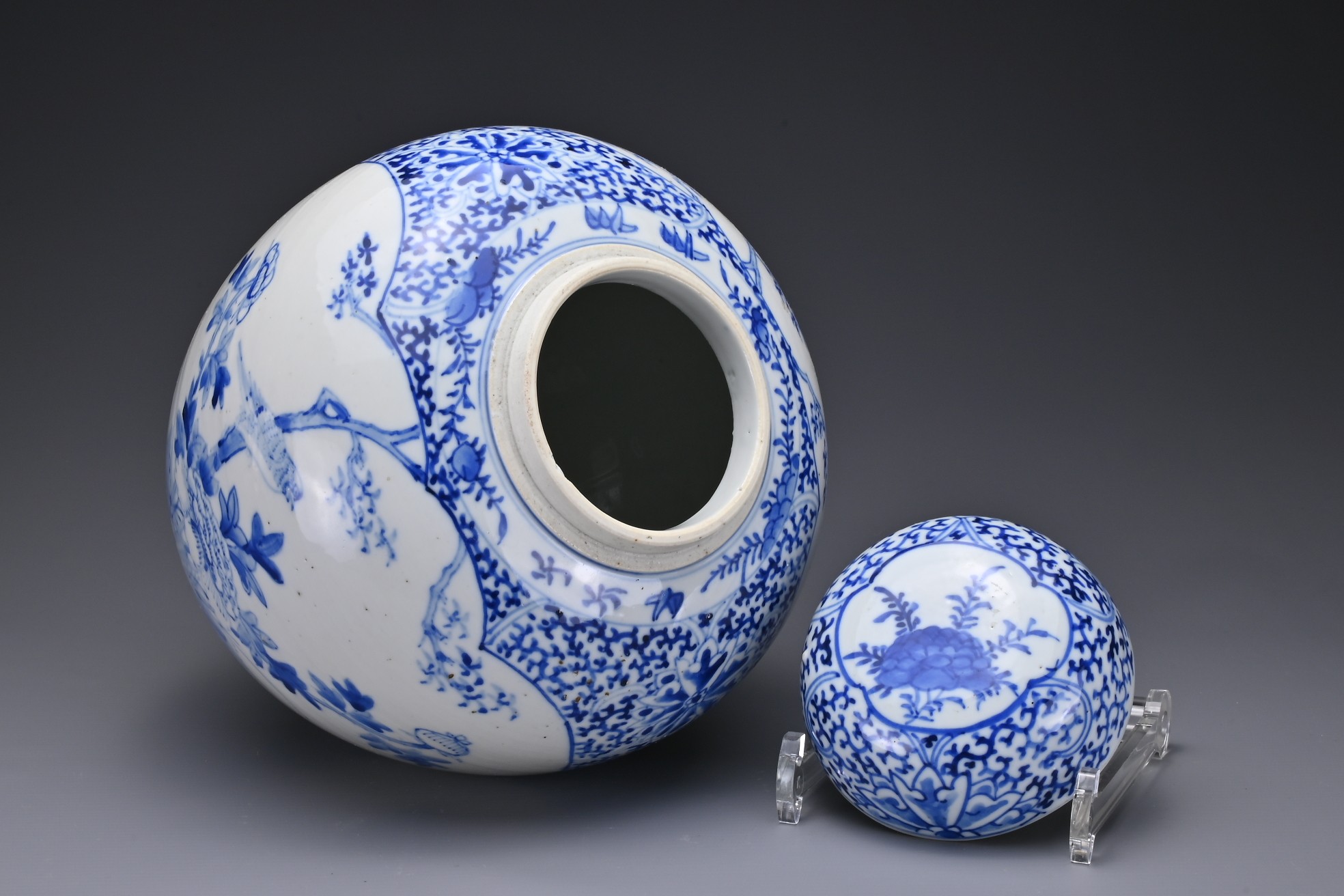 A CHINESE BLUE AND WHITE PORCELAIN GINGER JAR AND COVER, 19TH CENTURY. Decorated with birds in - Image 6 of 8