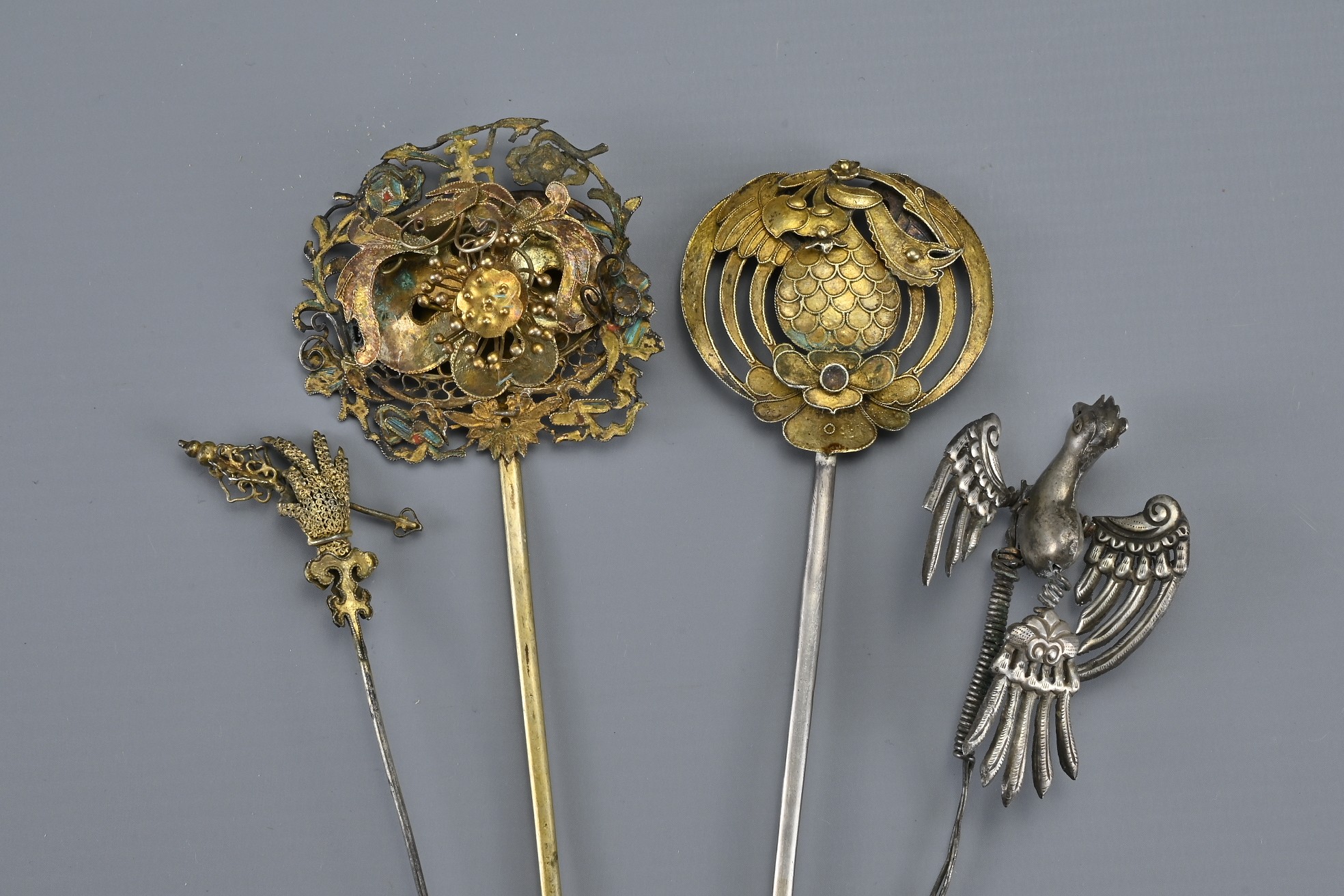 GROUP OF CHINESE GILT SILVER HAIRPINS, LATE QING DYNASTY. To include a phoenix roundel, a - Image 3 of 5