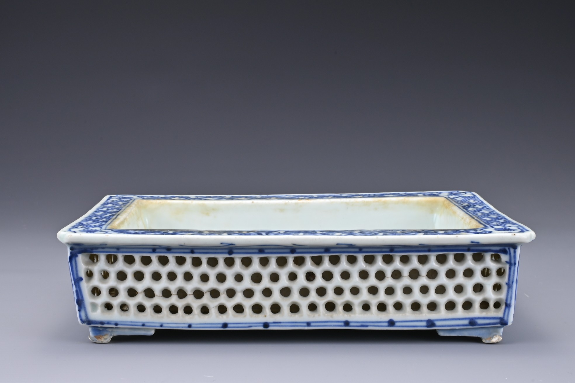 A CHINESE BLUE AND WHITE PORCELAIN NARCISSUS BOWL, 19TH CENTURY. Of rectangular form with outer - Image 3 of 5