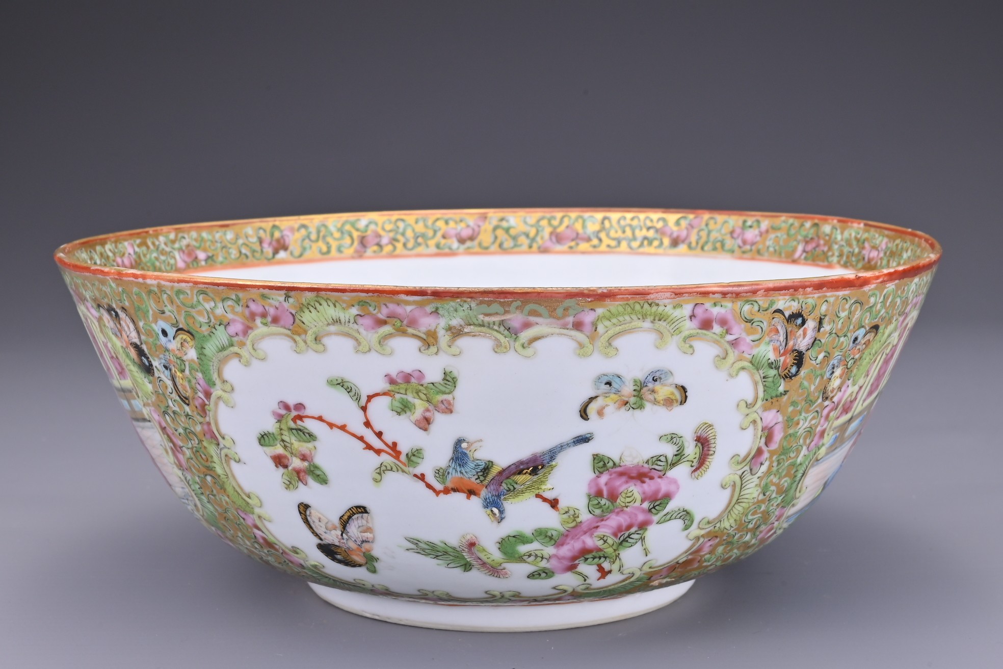 A CHINESE CANTON FAMILLE ROSE PORCELAIN BOWL, 19TH CENTURY. In the rose medallion pattern with - Image 5 of 9