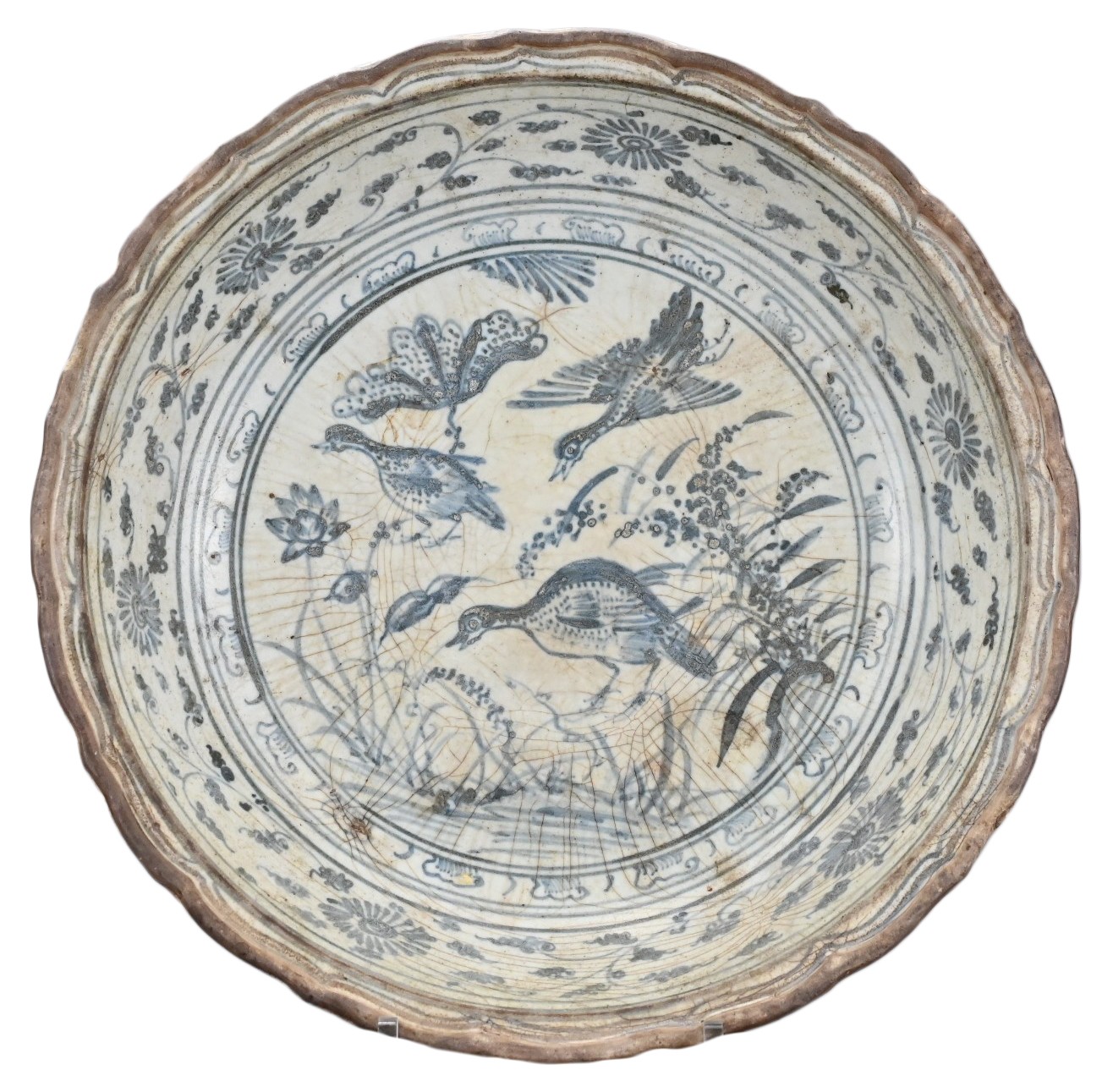 A LARGE VIETNAMESE BLUE AND WHITE CERAMIC DISH, 16TH CENTURY. The deep heavily-potted bracket
