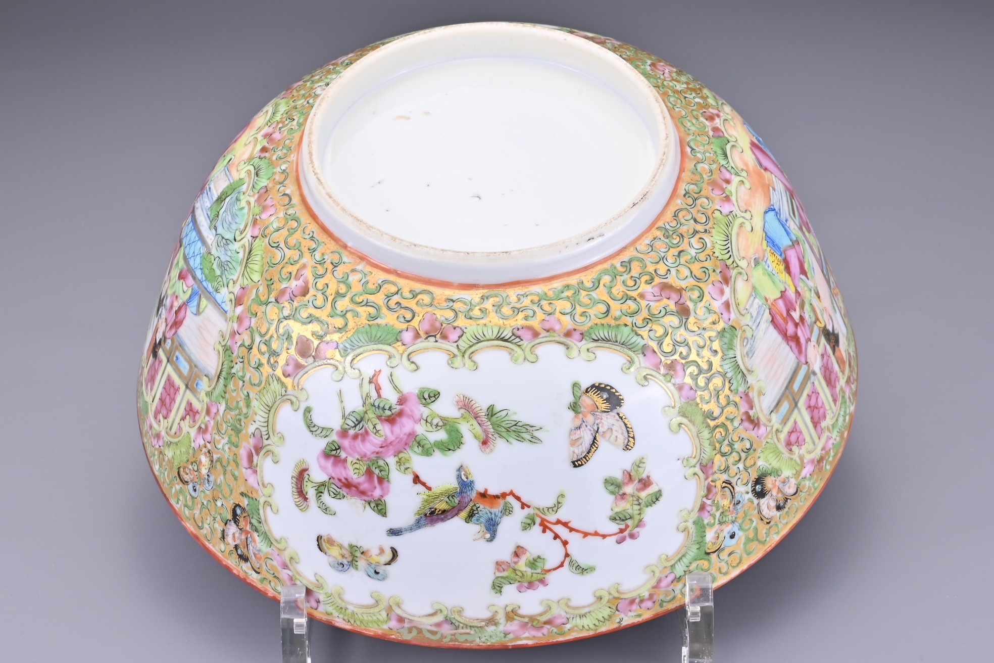 A CHINESE CANTON FAMILLE ROSE PORCELAIN BOWL, 19TH CENTURY. In the rose medallion pattern with - Image 8 of 9