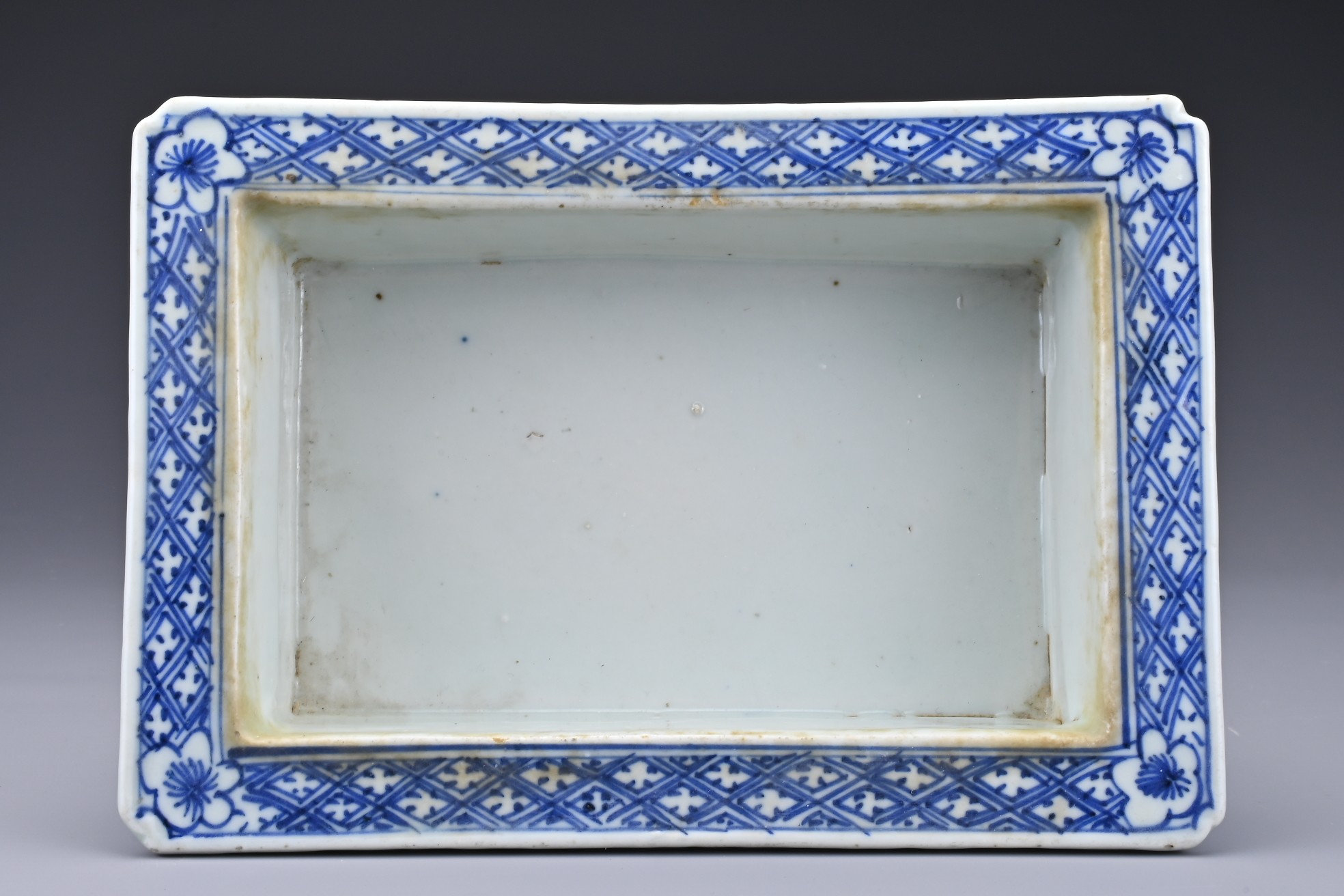 A CHINESE BLUE AND WHITE PORCELAIN NARCISSUS BOWL, 19TH CENTURY. Of rectangular form with outer - Image 4 of 5