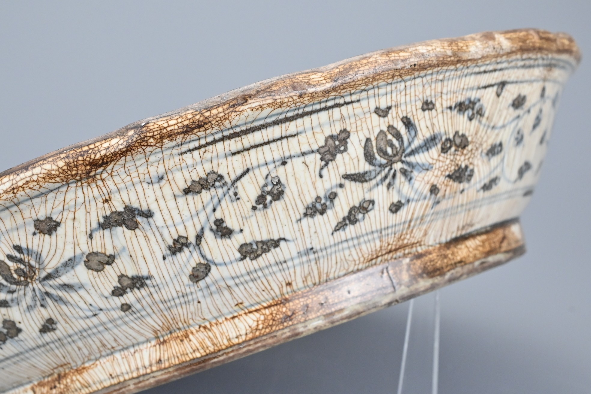 A LARGE VIETNAMESE BLUE AND WHITE CERAMIC DISH, 16TH CENTURY. The deep heavily-potted bracket - Image 8 of 9