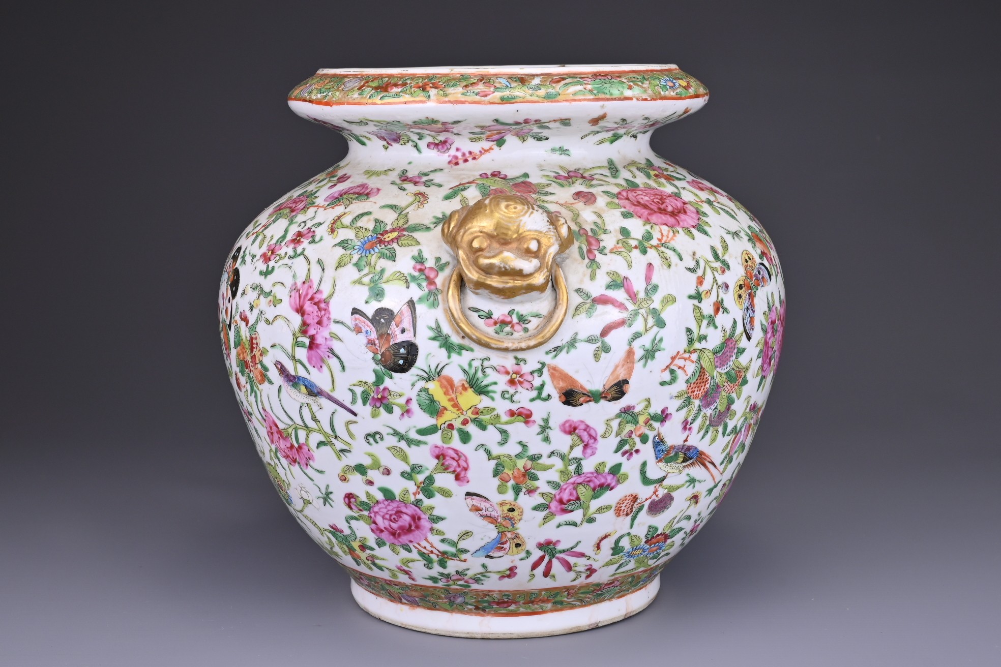 A CHINESE FAMILLE ROSE PORCELAIN JAR, MID 19TH CENTURY. The globular jar with gilt lion mask handles - Image 5 of 7