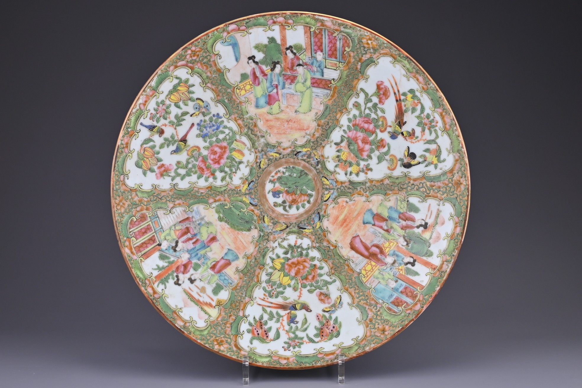 A LARGE CHINESE CANTON FAMILLE ROSE PORCELAIN CHARGER, 19TH CENTURY. Decorated in the rose medallion - Image 2 of 6
