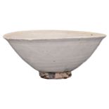 A CHINESE WHITE GLAZED POTTERY BOWL, JIN DYNASTY (1115-1234). The thickly-potted conical bowl with