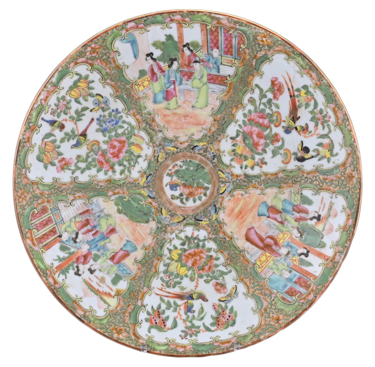 A LARGE CHINESE CANTON FAMILLE ROSE PORCELAIN CHARGER, 19TH CENTURY. Decorated in the rose medallion