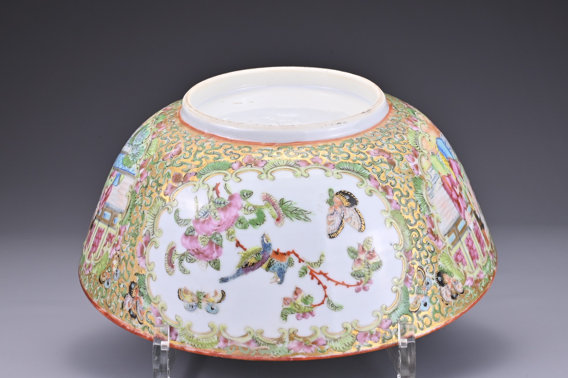 A CHINESE CANTON FAMILLE ROSE PORCELAIN BOWL, 19TH CENTURY. In the rose medallion pattern with - Image 7 of 9