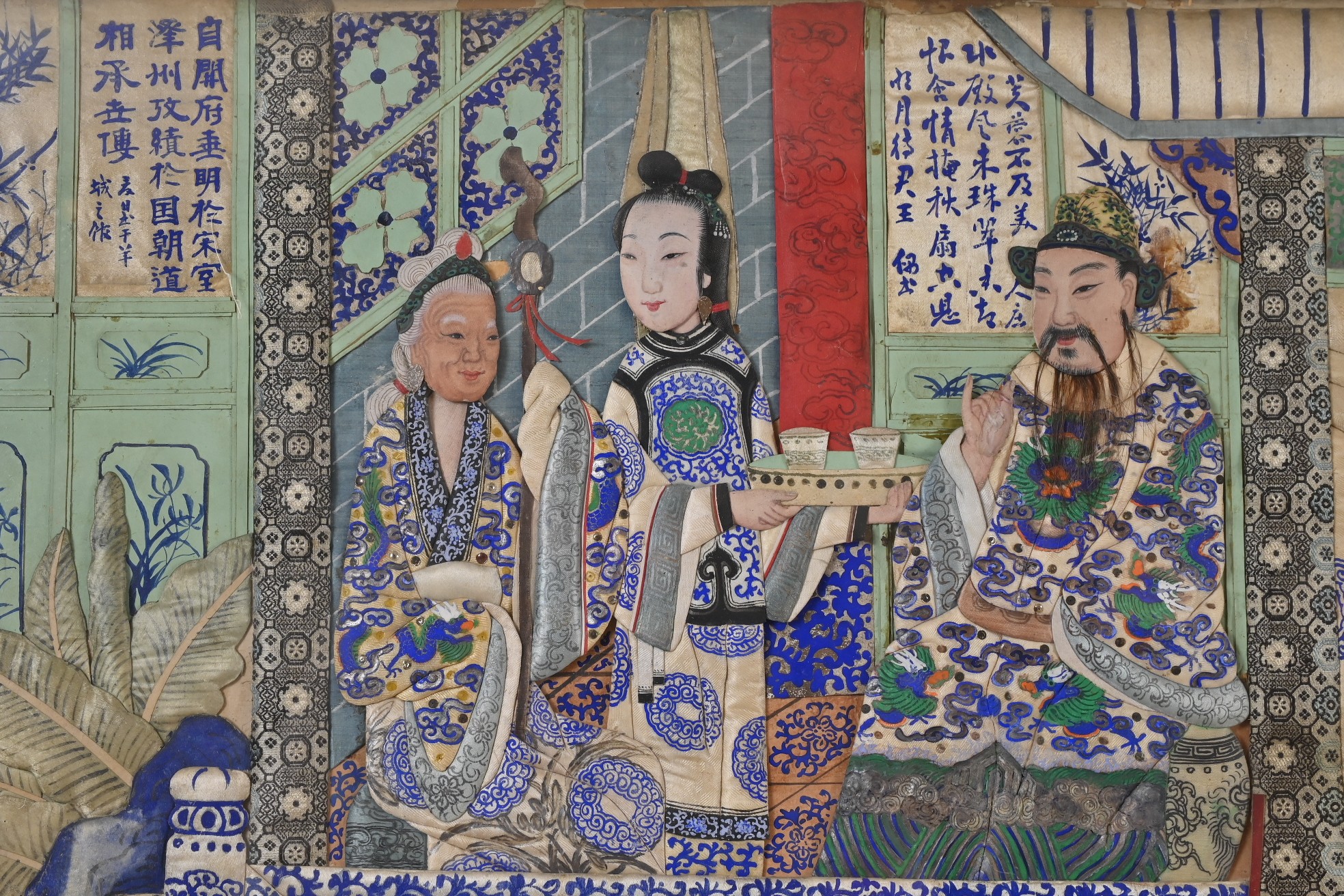 A PAIR OF LARGE AND IMPRESSIVE CHINESE PAINTED APPLIQUÉ SCENES, QING DYNASTY. The first a scene of - Image 6 of 10