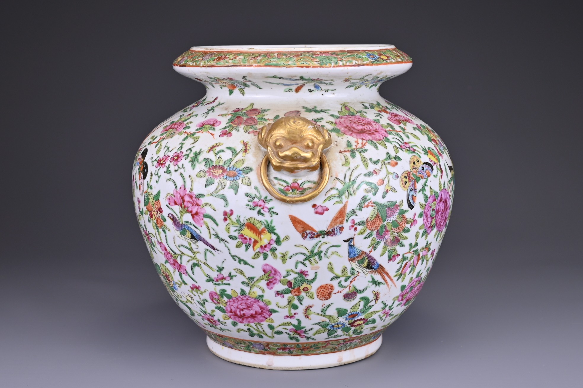 A CHINESE FAMILLE ROSE PORCELAIN JAR, MID 19TH CENTURY. The globular jar with gilt lion mask handles - Image 3 of 7