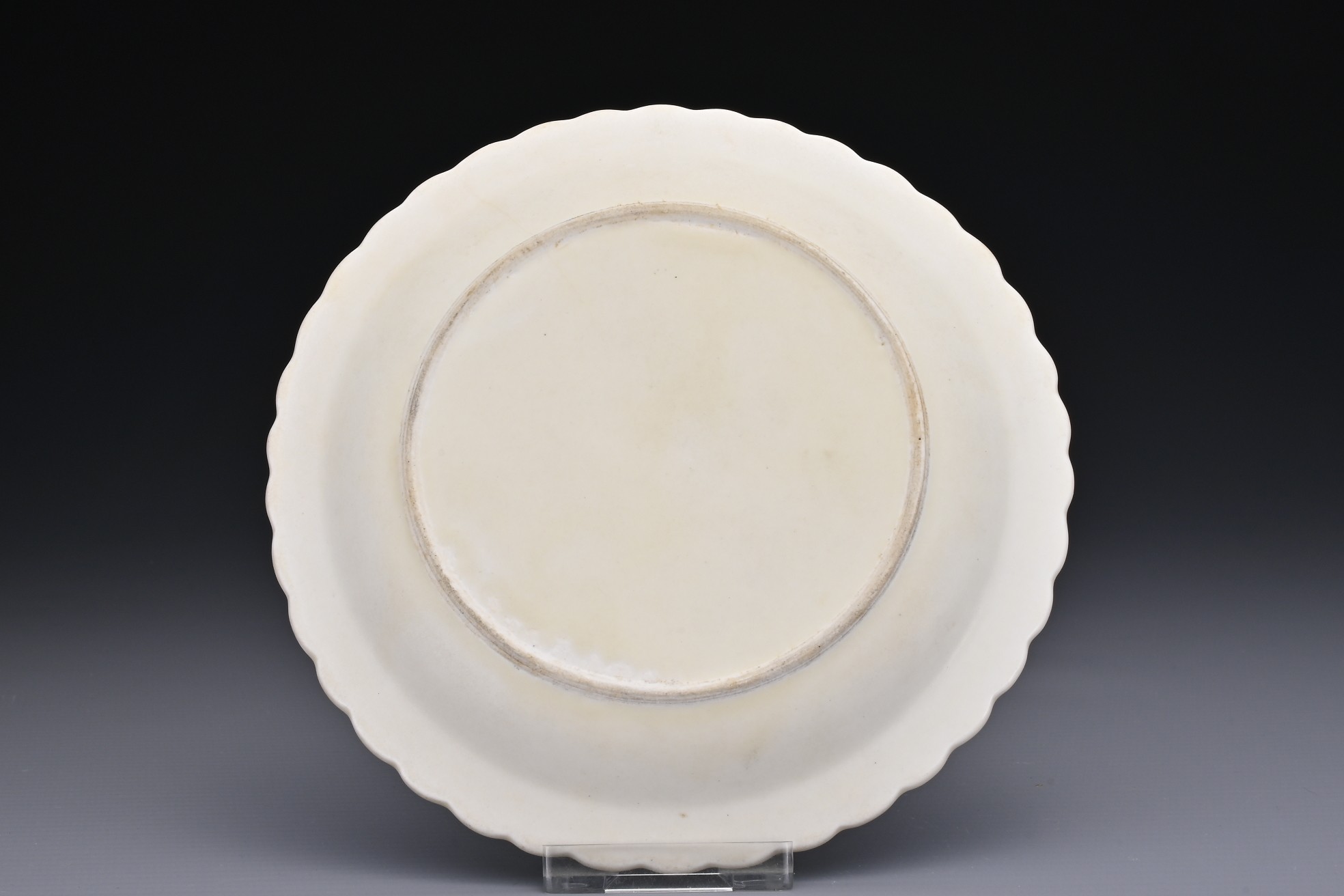 A CHINESE DING-TYPE 'CHRYSANTHEMUM-HEAD' MOULDED DISH. The shallow dish with foliate rim decorated - Image 3 of 6