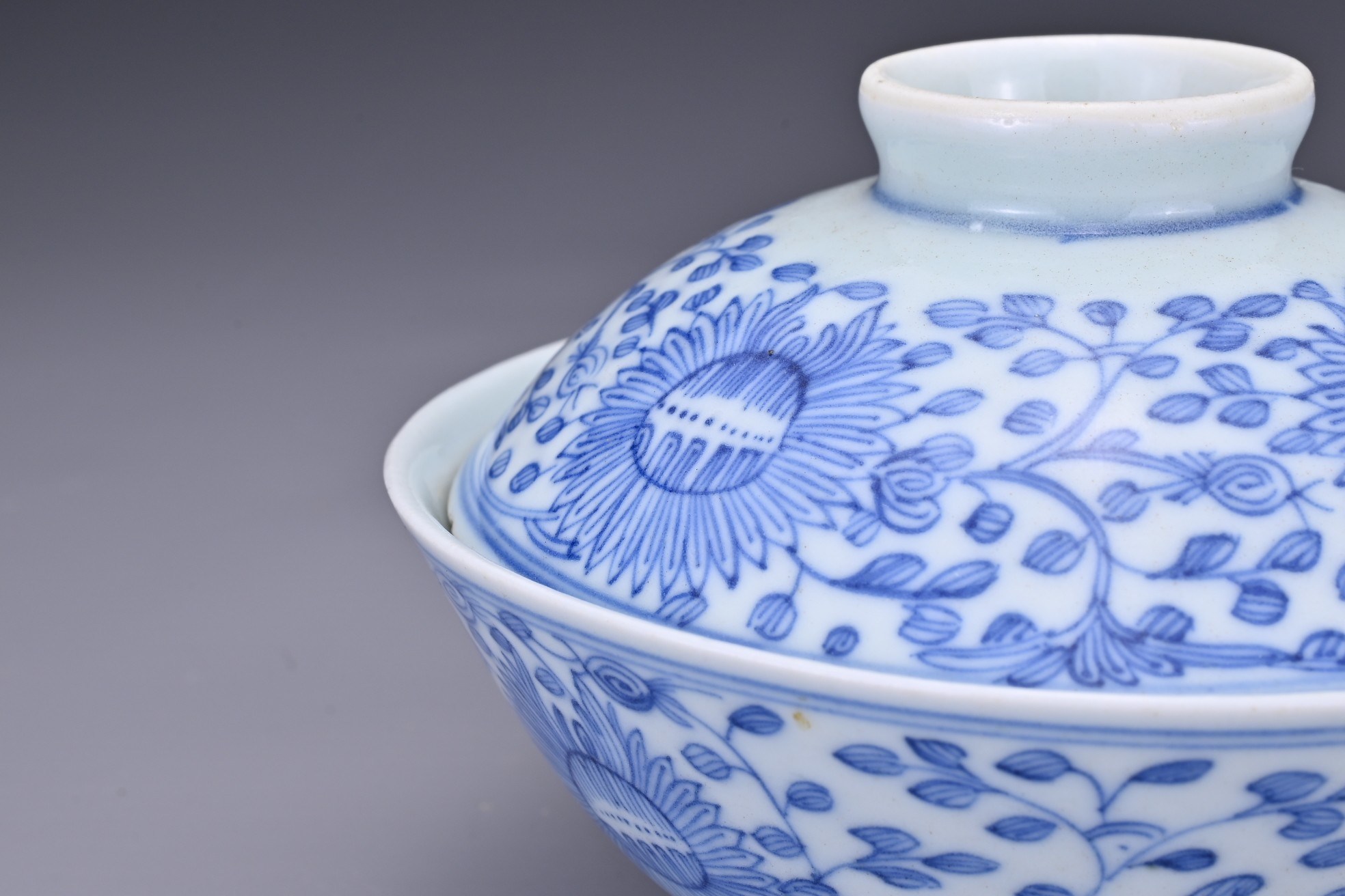 A CHINESE BLUE AND WHITE PORCELAIN BOWL AND COVER, JIAQING PERIOD. Finely potted with floral - Image 10 of 12