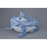 A CHINESE BLUE AND WHITE PORCELAIN FROG TUREEN AND COVER, 20TH CENTURY