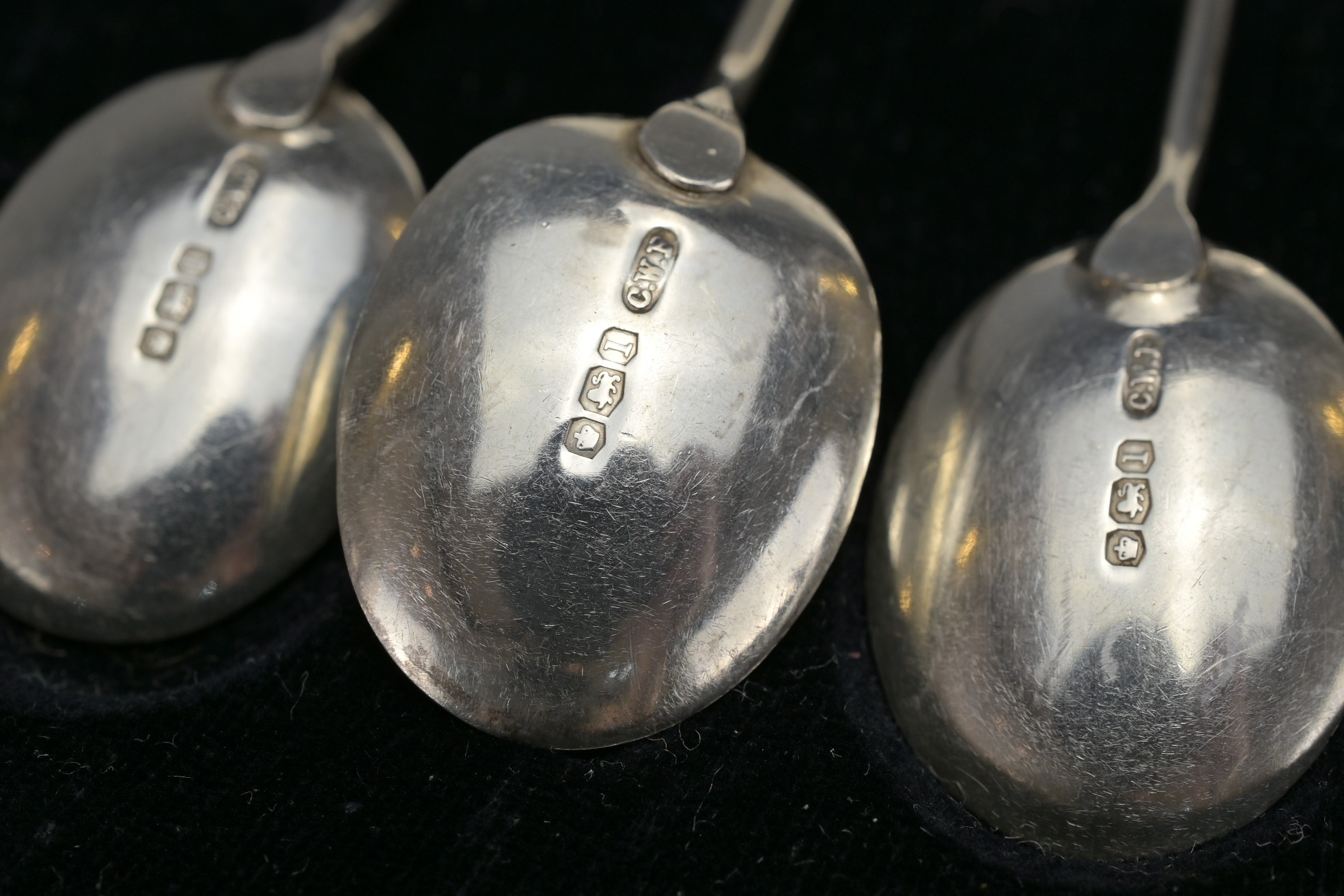 BOXED SET OF SILVER HALLMARKED SPOONS AND PRESERVE SPOON - Image 5 of 6