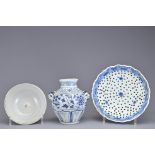 THREE CHINESE BLUE AND WHITE PORCELAIN ITEMS