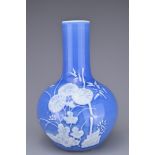 A SMALL CHINESE BLUE AND WHITE PORCELAIN TIANQIUPING VASE, 19TH CENTURY