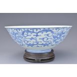 A CHINESE BLUE AND WHITE PORCELAIN BOWL, 19TH CENTURY