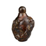 AN UNUSUAL CHINESE AMBER SNUFF BOTTLE. Carved to the body with two chilong. With original amber