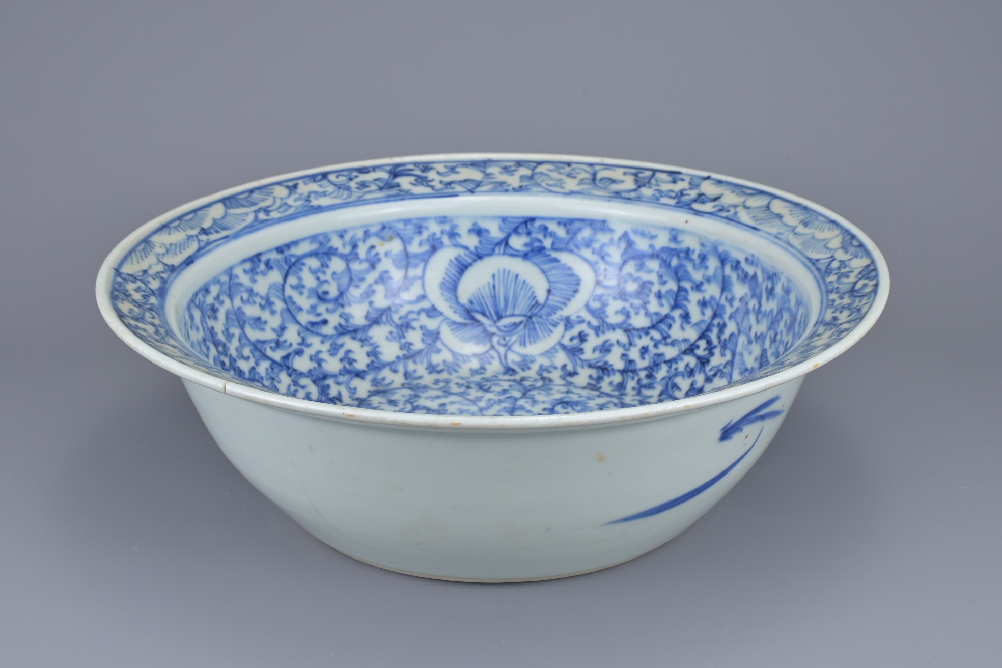 A CHINESE BLUE AND WHITE PORCELAIN BASIN, 19TH CENTURY. Decorated with continuous sweet pea - Bild 3 aus 6