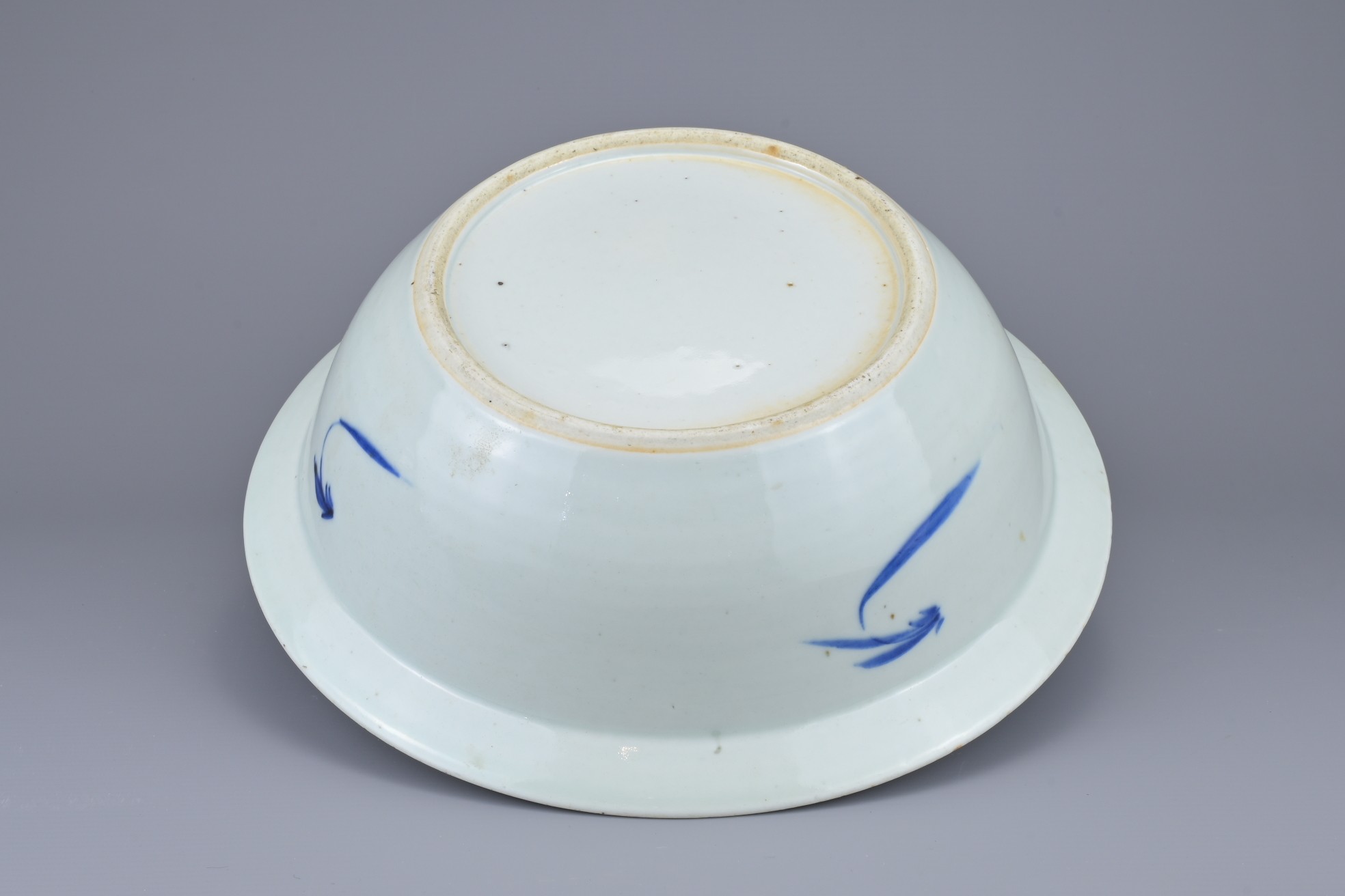 A CHINESE BLUE AND WHITE PORCELAIN BASIN, 19TH CENTURY. Decorated with continuous sweet pea - Bild 2 aus 6