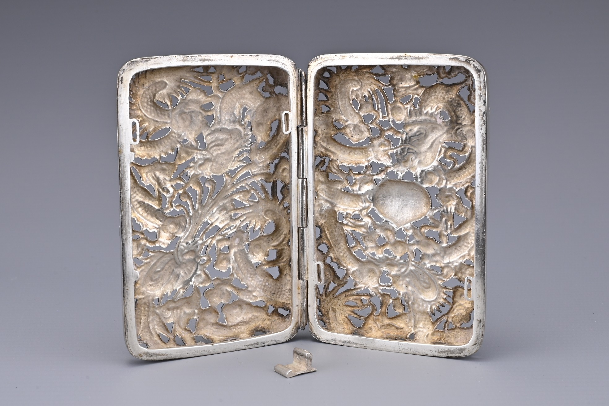 A CHINESE SILVER CIGARETTE CASE, 19/20TH CENTURY. Both covers with pierced and embossed decoration - Bild 4 aus 4