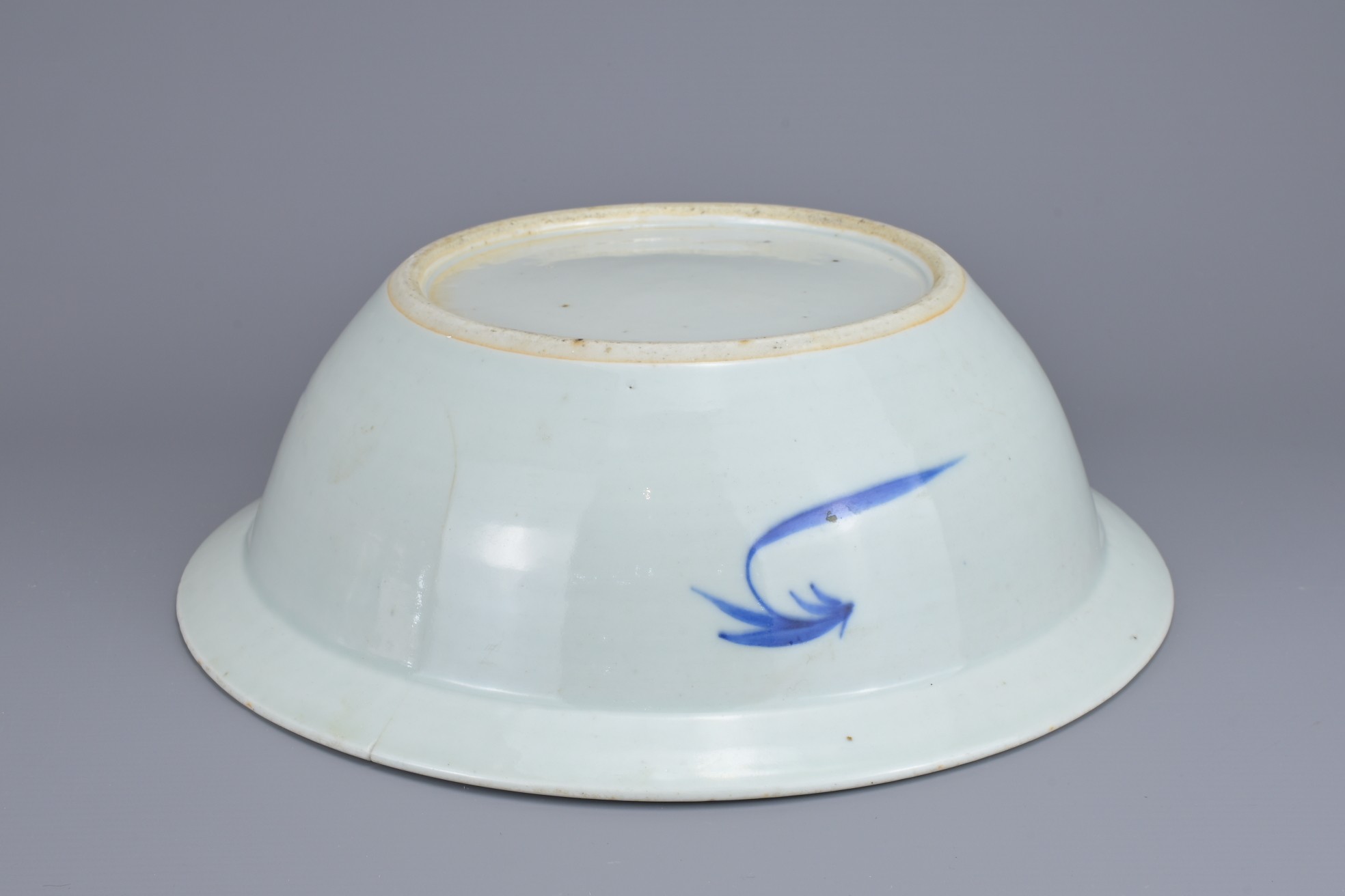 A CHINESE BLUE AND WHITE PORCELAIN BASIN, 19TH CENTURY. Decorated with continuous sweet pea - Bild 6 aus 6