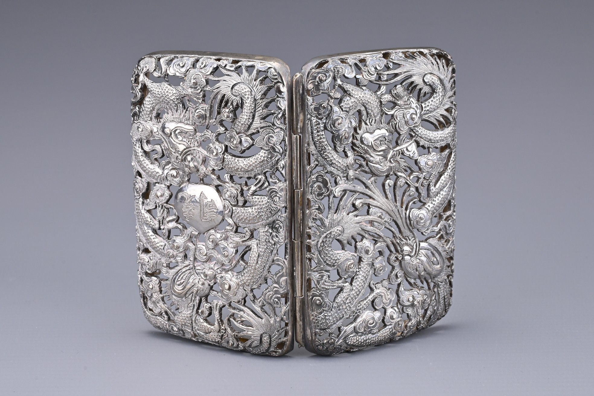 A CHINESE SILVER CIGARETTE CASE, 19/20TH CENTURY. Both covers with pierced and embossed decoration - Bild 3 aus 4