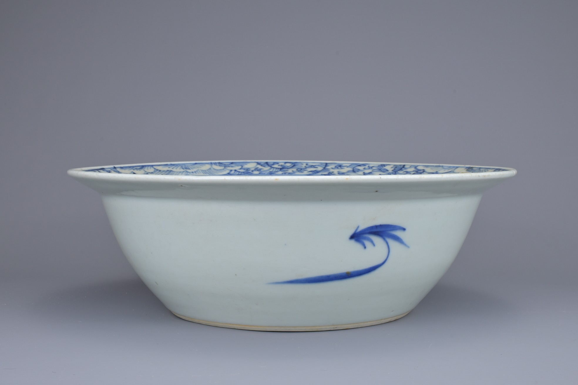 A CHINESE BLUE AND WHITE PORCELAIN BASIN, 19TH CENTURY. Decorated with continuous sweet pea - Bild 5 aus 6