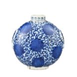 A LARGE CHINESE BLUE AND WHITE PORCELAIN SNUFF BOTTLE, MID 19TH CENTURY. Flattened circular body