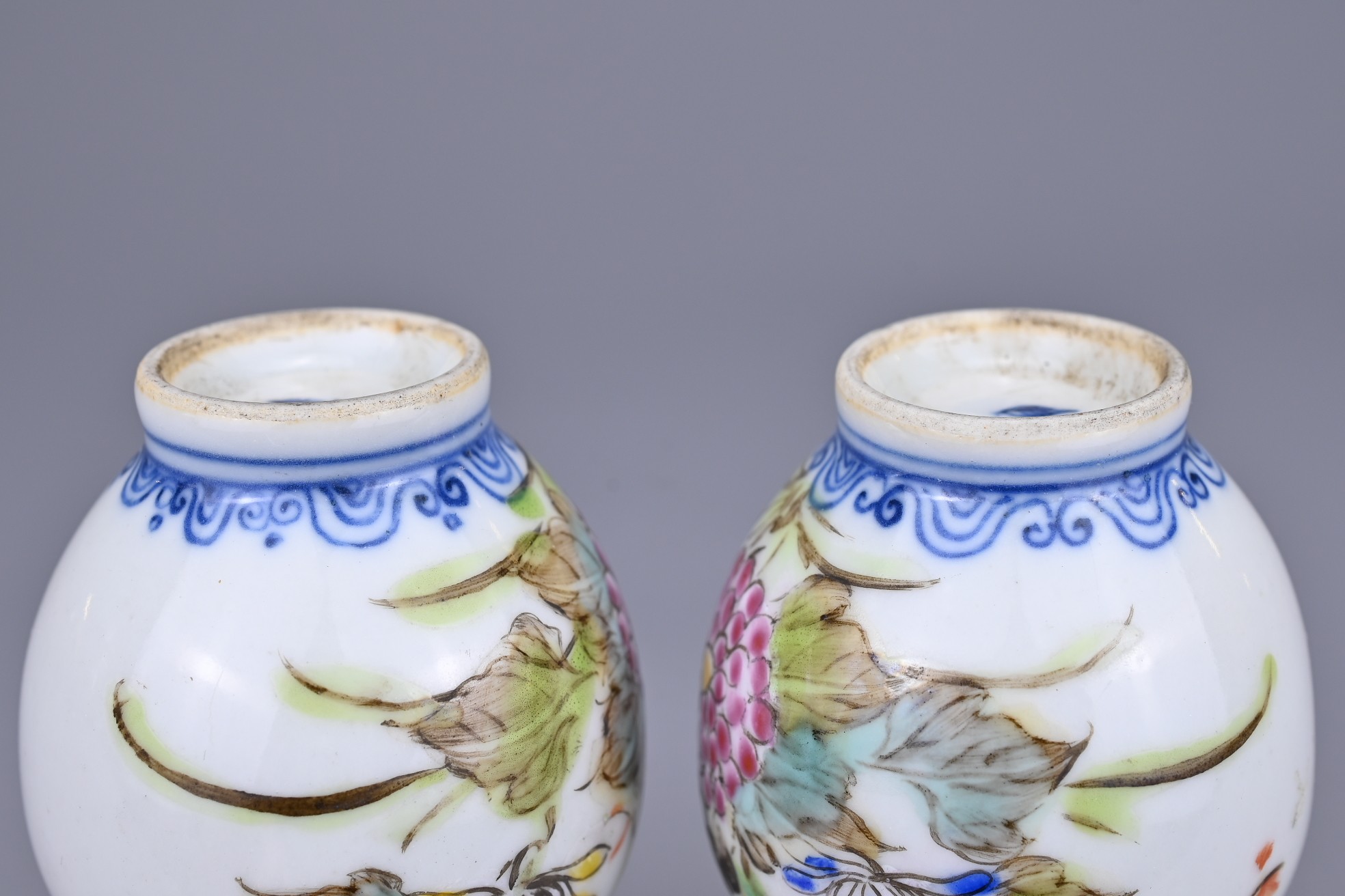 A PAIR OF CHINESE MINIATURE PORCELAIN VASES, REPUBLIC PERIOD. Each decorated in underglaze blue - Bild 6 aus 7