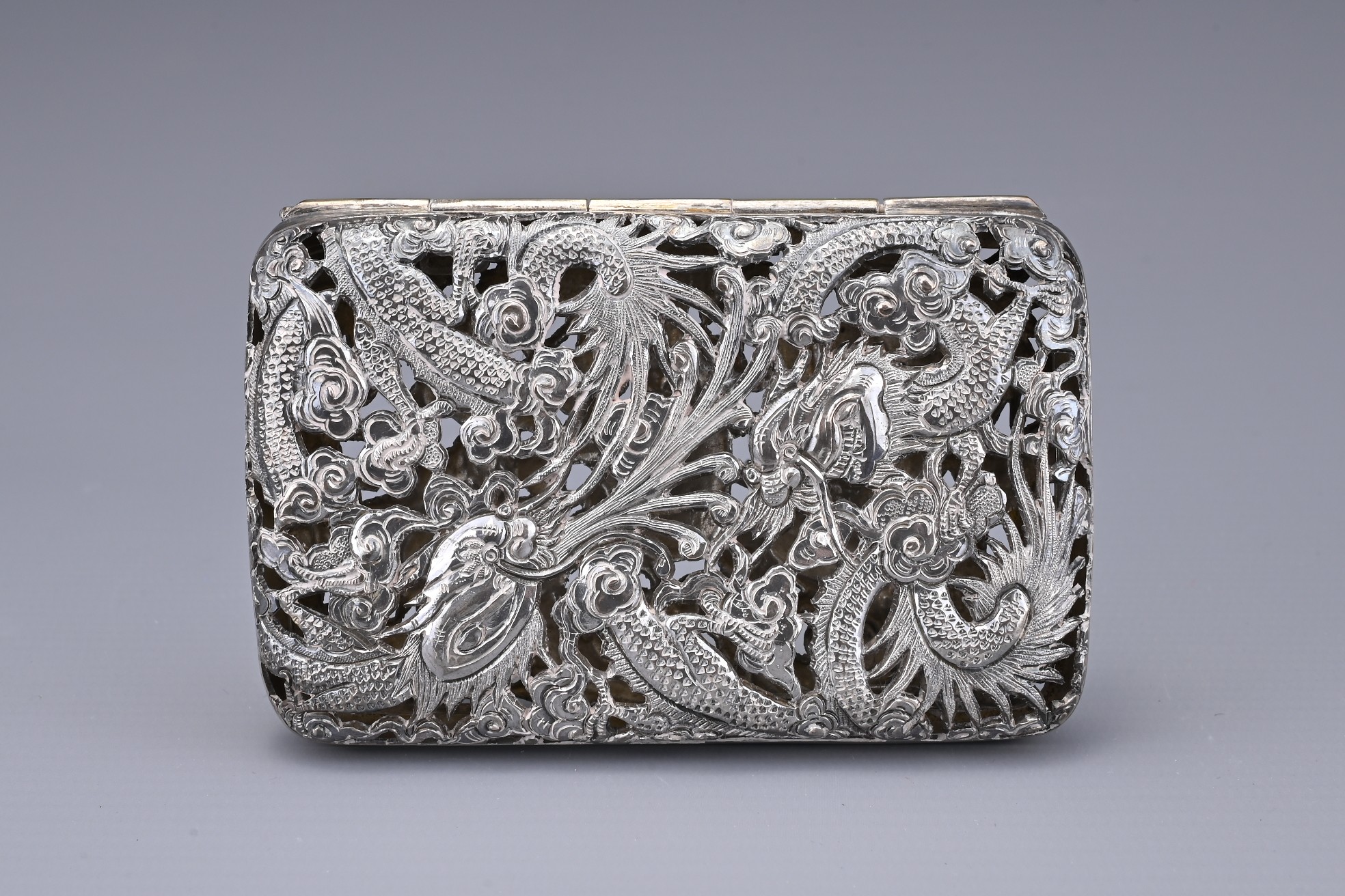 A CHINESE SILVER CIGARETTE CASE, 19/20TH CENTURY. Both covers with pierced and embossed decoration - Bild 2 aus 4