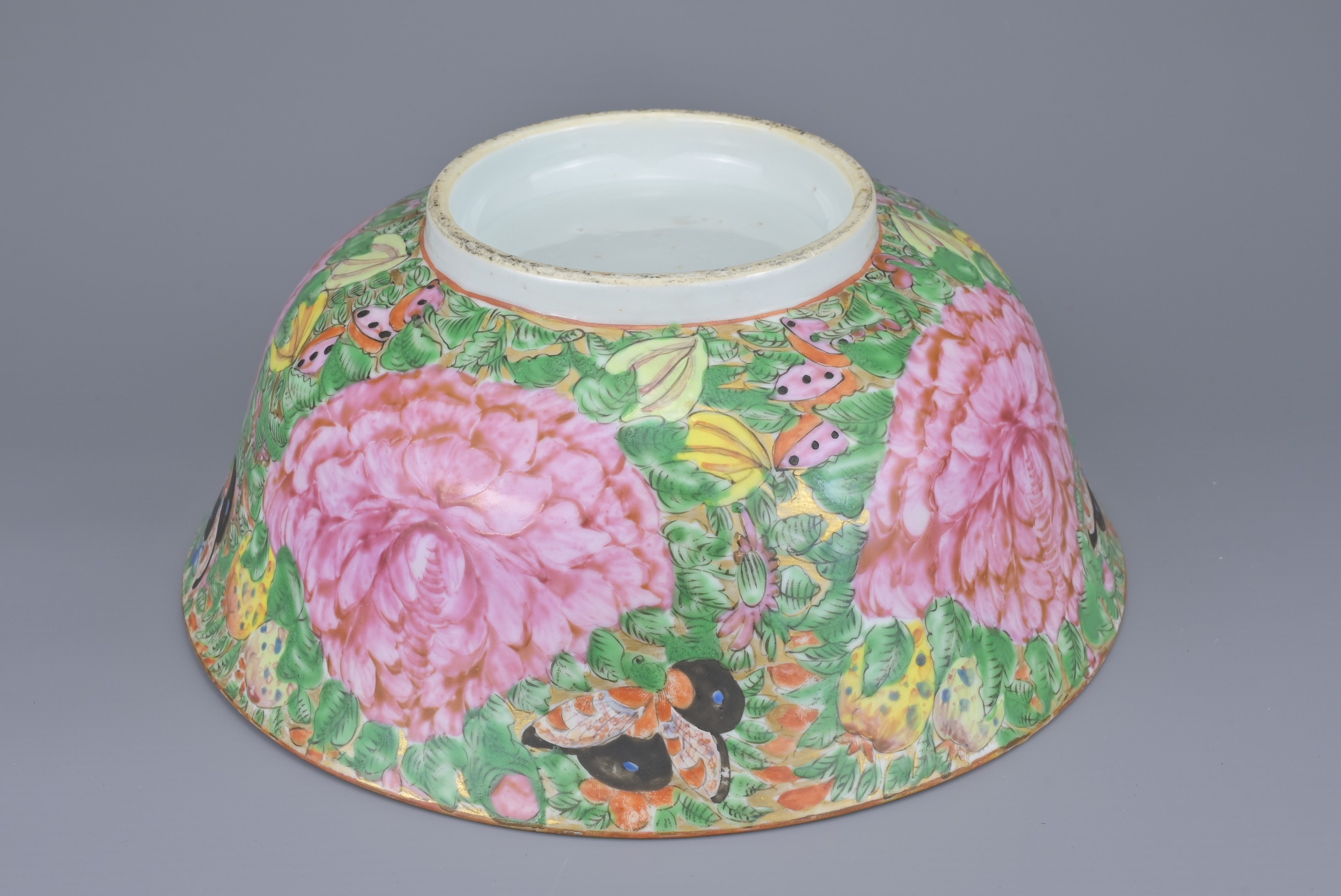 A CHINESE FAMILLE ROSE PORCELAIN BOWL, 19TH CENTURY. Decorated with four large peony blossoms. - Bild 8 aus 8