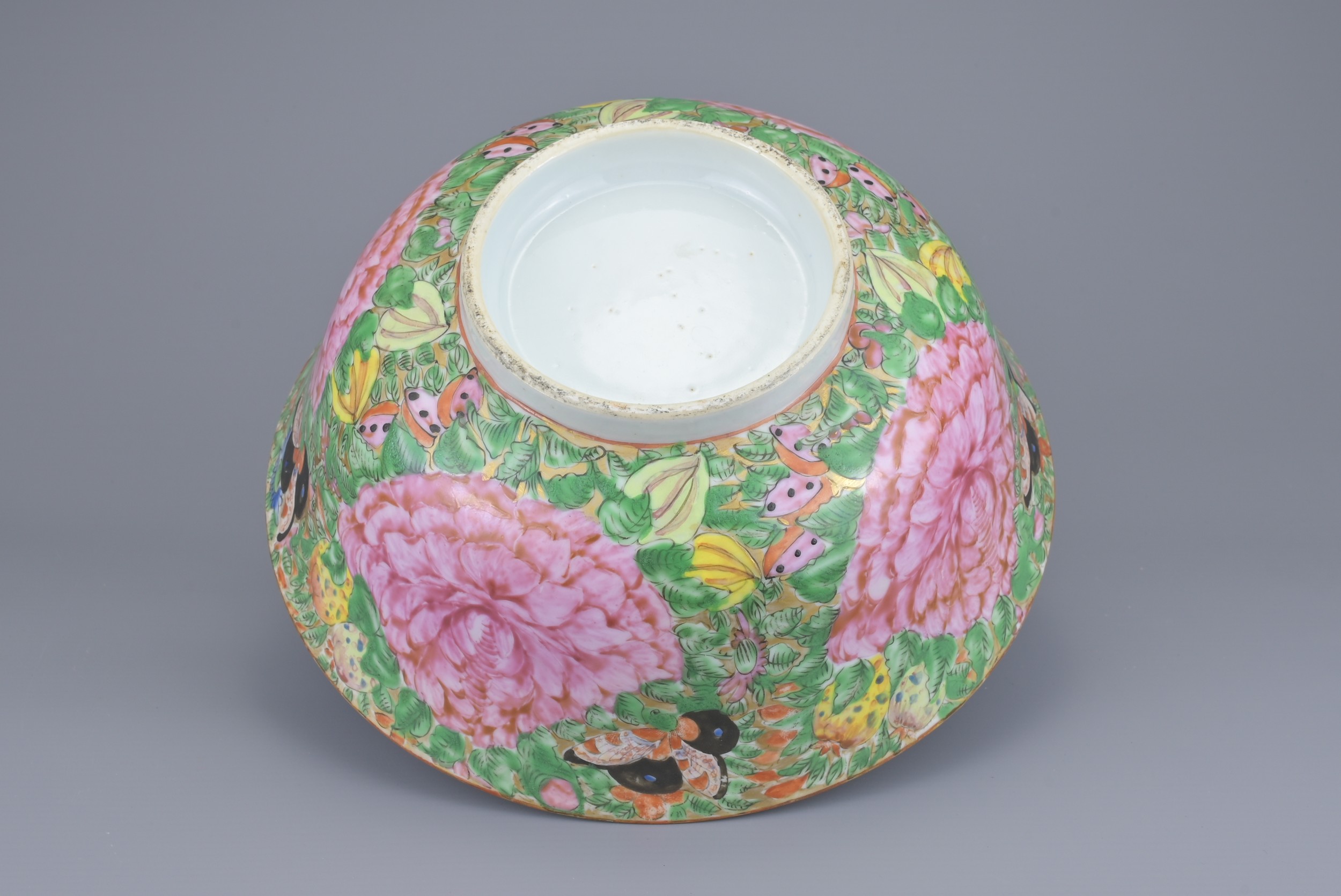 A CHINESE FAMILLE ROSE PORCELAIN BOWL, 19TH CENTURY. Decorated with four large peony blossoms. - Bild 4 aus 8