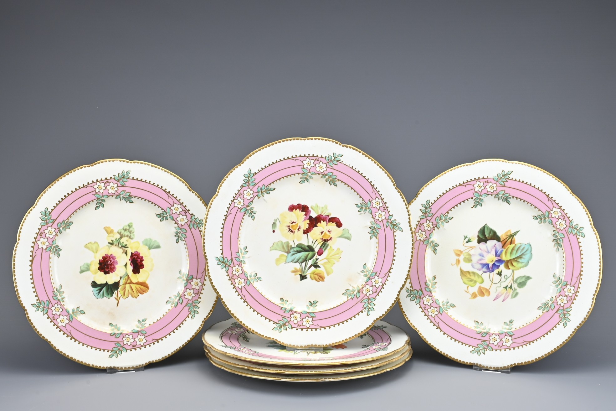 SET OF SIX VICTORIAN PORCELAIN DESSERT PLATES with a floral and gilt border surrounding central - Bild 2 aus 3