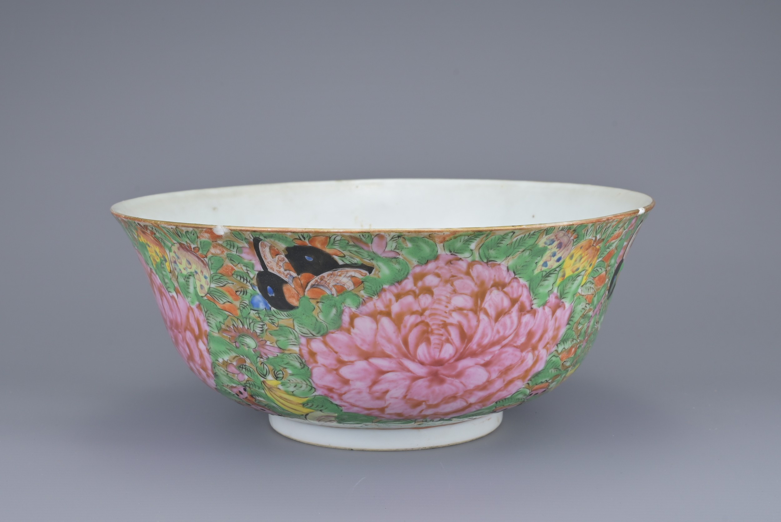 A CHINESE FAMILLE ROSE PORCELAIN BOWL, 19TH CENTURY. Decorated with four large peony blossoms. - Bild 2 aus 8