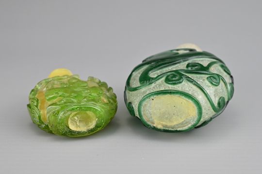 TWO CHINESE GLASS SNUFF BOTTLES. To include a green-overlay glass bottle with chilong. Together with - Image 7 of 7