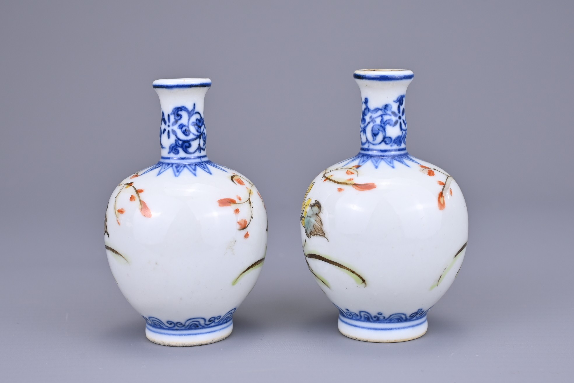 A PAIR OF CHINESE MINIATURE PORCELAIN VASES, REPUBLIC PERIOD. Each decorated in underglaze blue - Bild 3 aus 7