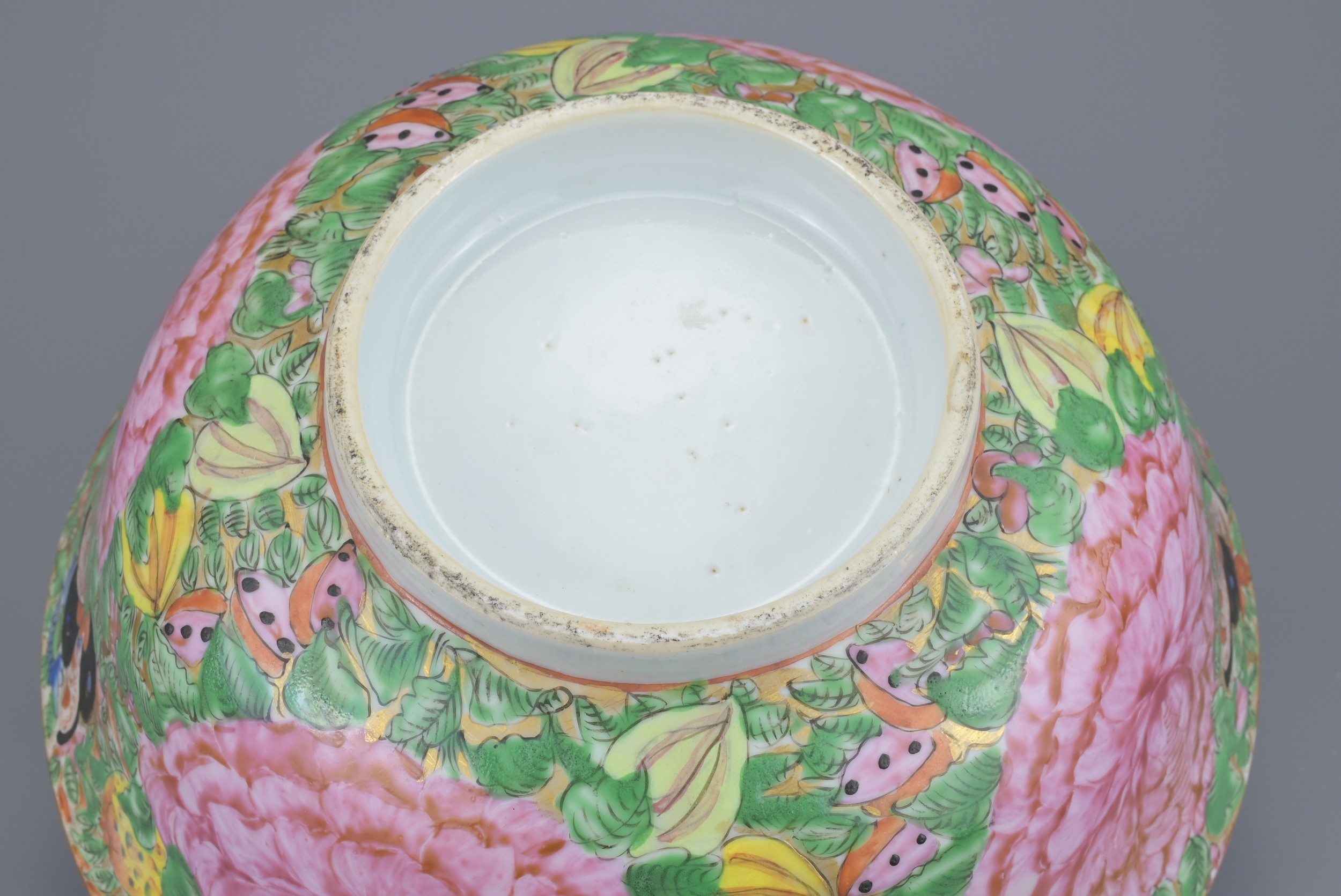 A CHINESE FAMILLE ROSE PORCELAIN BOWL, 19TH CENTURY. Decorated with four large peony blossoms. - Bild 5 aus 8
