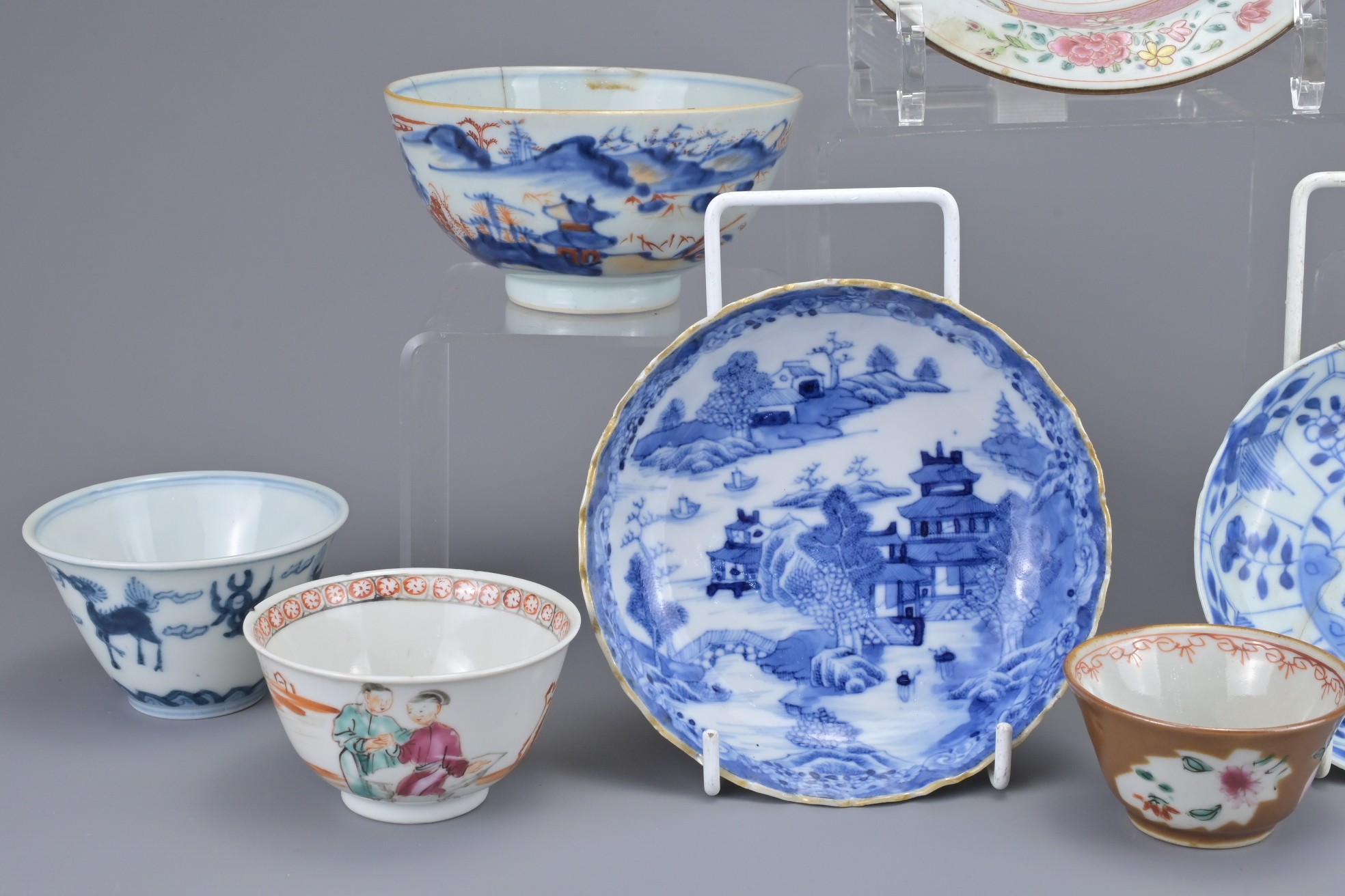 A GROUP OF CHINESE PORCELAIN CUPS AND DISHES, 18-20TH CENTURY. Various sizes and decoration. Famille - Bild 10 aus 10