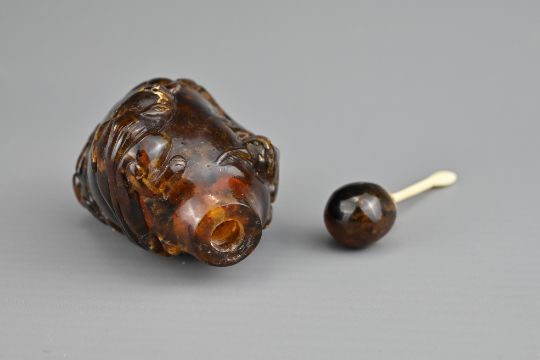 AN UNUSUAL CHINESE AMBER SNUFF BOTTLE. Carved to the body with two chilong. With original amber - Image 7 of 7