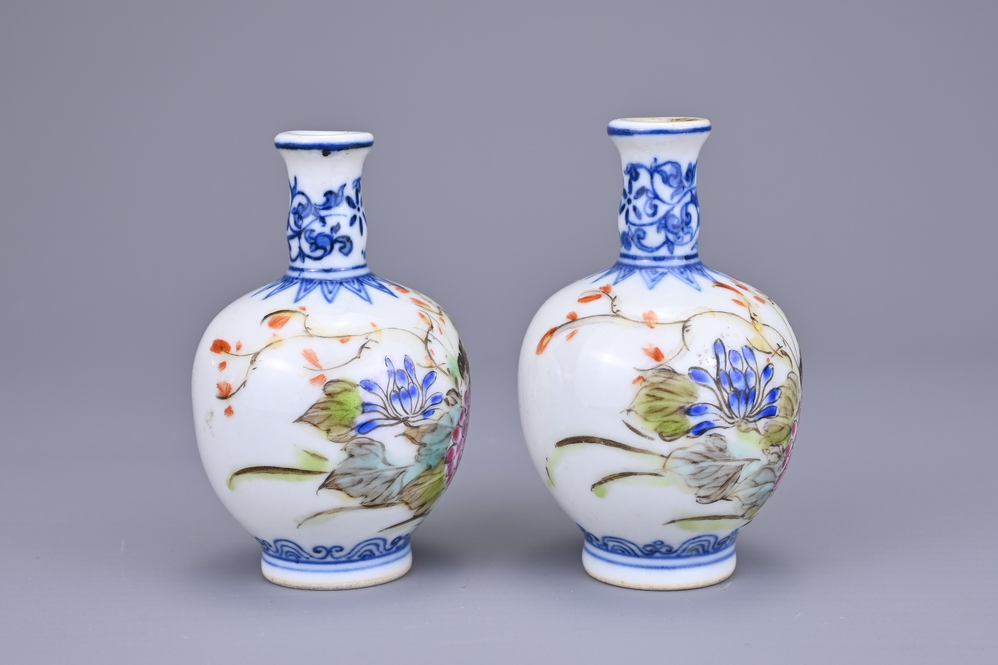 A PAIR OF CHINESE MINIATURE PORCELAIN VASES, REPUBLIC PERIOD. Each decorated in underglaze blue - Bild 4 aus 7