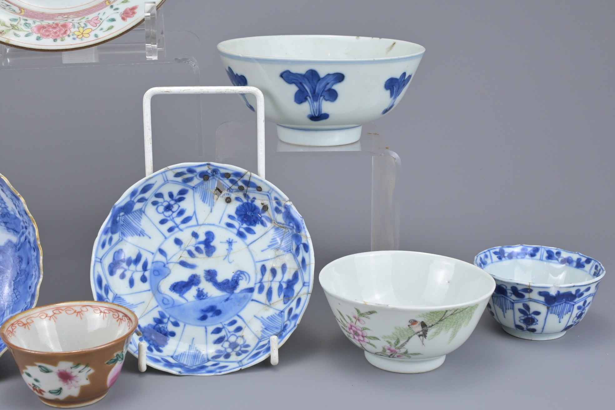 A GROUP OF CHINESE PORCELAIN CUPS AND DISHES, 18-20TH CENTURY. Various sizes and decoration. Famille - Bild 9 aus 10